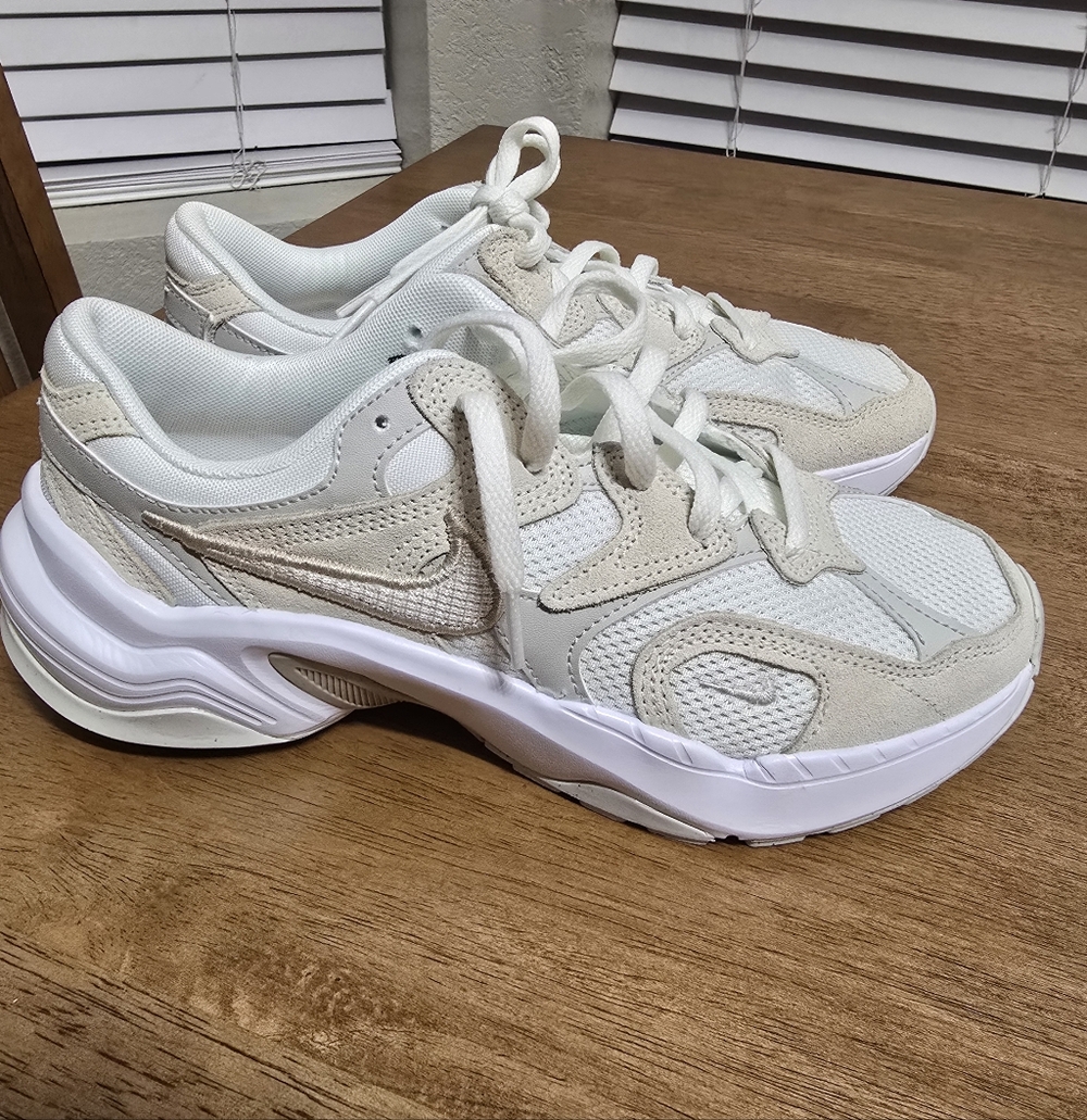 Nike AL8 Women Size 7, Like New No Box